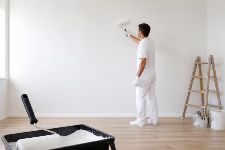 Comment éviter les traces de reprise au rouleau sur un mur blanc ?