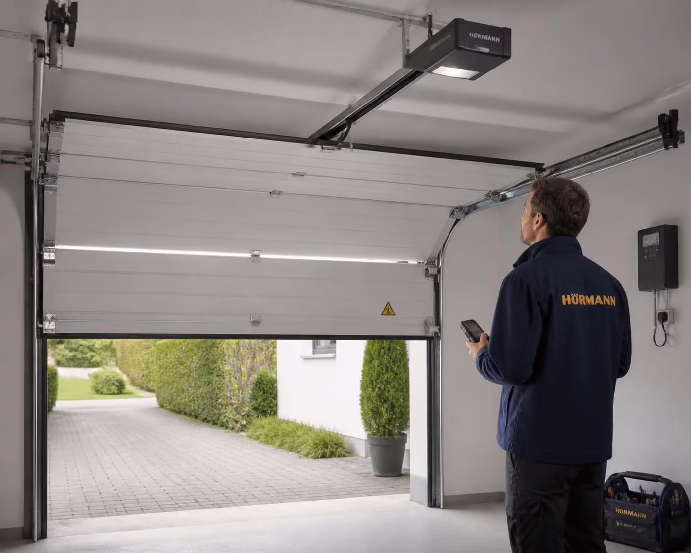 découvrez pourquoi votre porte de garage hörmann s'arrête à mi-course puis remonte, les causes possibles et les solutions pour résoudre ce problème rapidement.