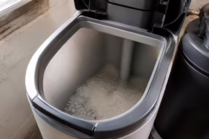 découvrez pourquoi votre adoucisseur bwt peut laisser du sel non dissous dans le bac et comment résoudre ce problème pour un fonctionnement optimal de votre appareil.