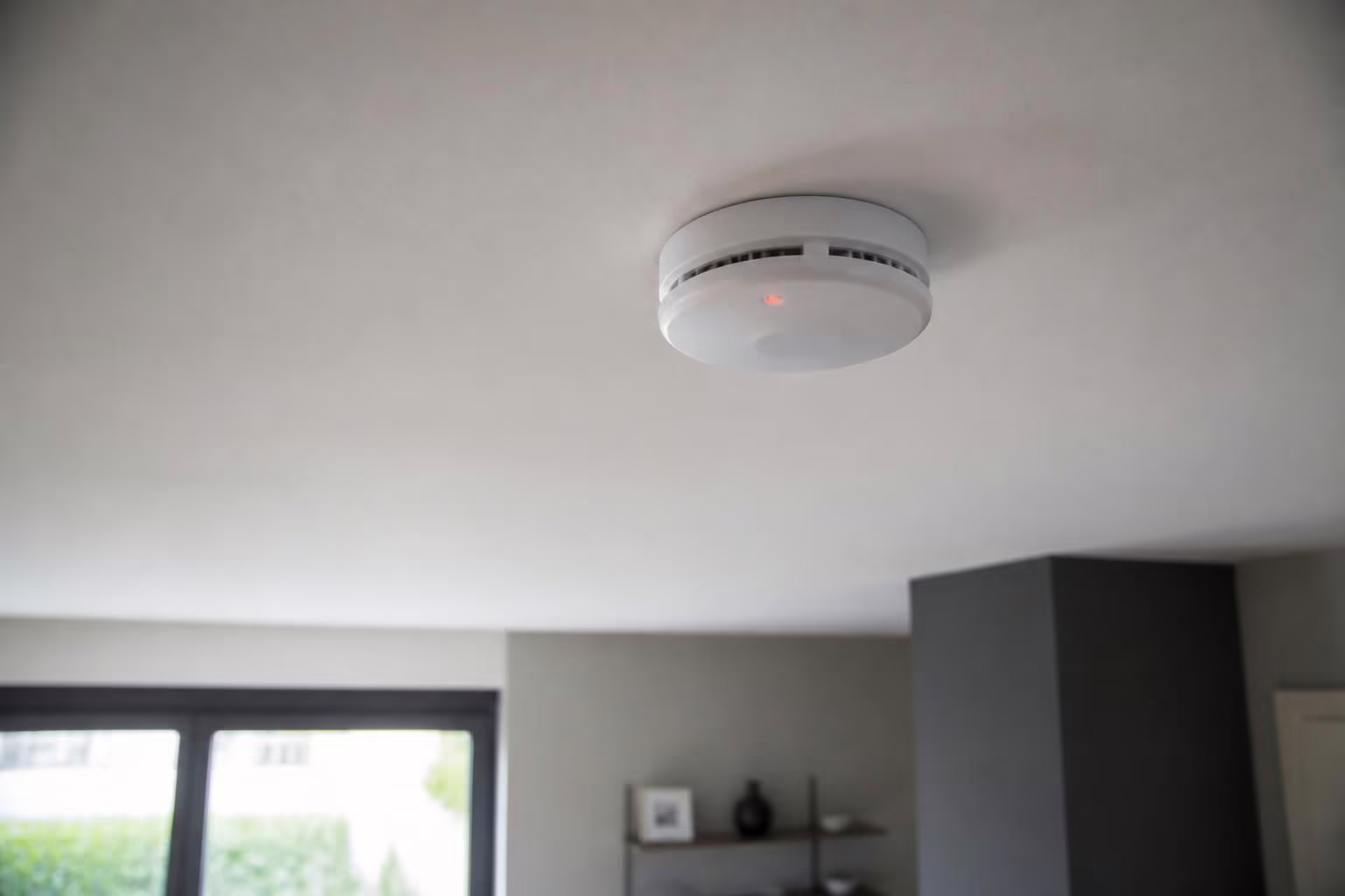 découvrez ce que signifie un voyant rouge clignotant sur votre détecteur de fumée, ses implications et les actions à entreprendre pour assurer votre sécurité.
